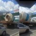 Caminhão fica preso em viaduto da Torquato