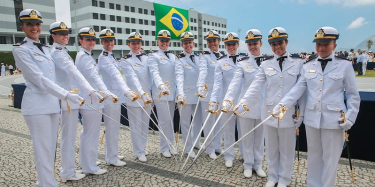 Inédito: Mulheres poderão concorrer a vagas para formação de fuzileiro naval
