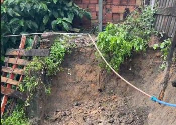 Moradores pedem socorro após barranco desabar em mulher no Gilberto Mestrinho