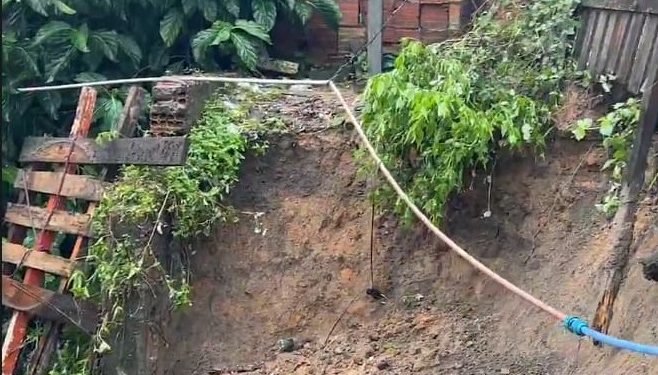 Moradores pedem socorro após barranco desabar em mulher no Gilberto Mestrinho