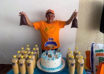 Já virou tradição: amazonense viralizar ao distribuir açaí com farinha como lembrancinha