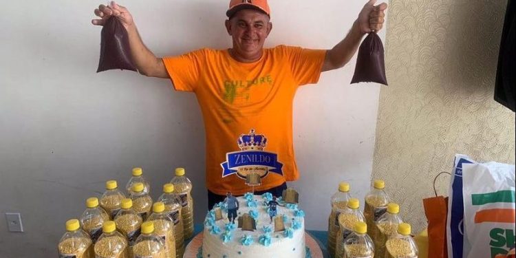 Já virou tradição: amazonense viralizar ao distribuir açaí com farinha como lembrancinha