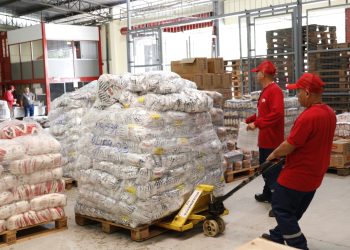 Governo do Amazonas abastece escolas da rede estadual com mais de 200 mil quilos de alimentos destinados à merenda