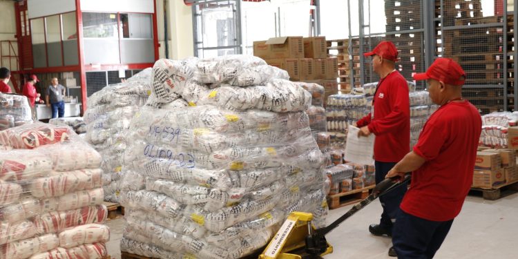 Governo do Amazonas abastece escolas da rede estadual com mais de 200 mil quilos de alimentos destinados à merenda