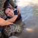 Vídeo: homem enfrenta duas cobras gigantes e é sufocado por elas