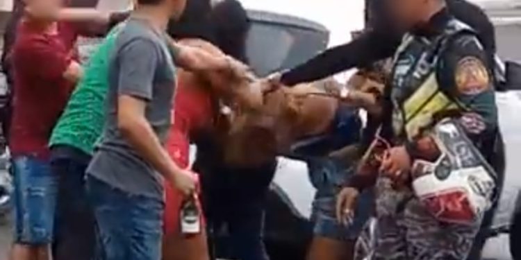 Blindadas da zona Leste de Manaus saem no tapa por conta de ‘macho’; veja vídeo