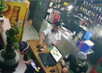 Ladrão pega celular de atendente sem ela perceber na maior naturalidade; veja vídeo