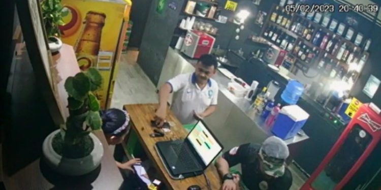Ladrão pega celular de atendente sem ela perceber na maior naturalidade; veja vídeo