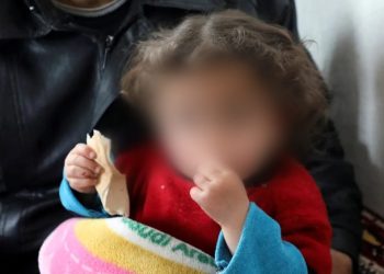 Uma bebê de 1 ano é resgatada ilesa dos escombros após terremoto na Síria