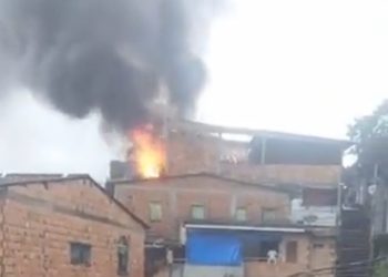 Vídeo: incêndio de alta proporção atinge casa no bairro São Jorge em Manaus