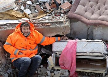 Pai segura mão de filha morta por horas na Turquia; número de mortos chega a mais de  5 mil