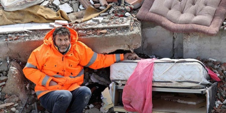 Pai segura mão de filha morta por horas na Turquia; número de mortos chega a mais de  5 mil