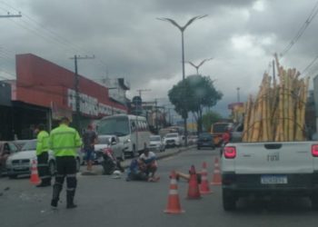 Acidente em avenida de Manaus deixa duas pessoas feridas