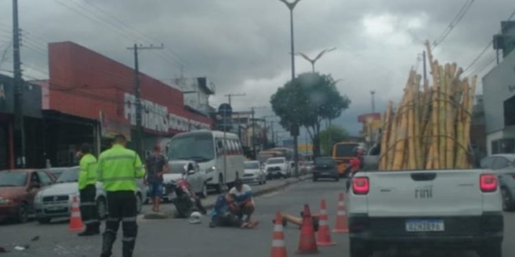 Acidente em avenida de Manaus deixa duas pessoas feridas