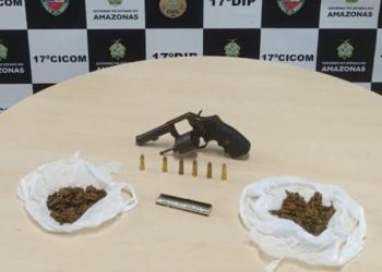 Mulher é presa com armas e drogas na zona Norte de Manaus