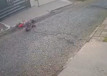 Vídeo: homem passa a mão em parte íntima de mulher e cai de moto