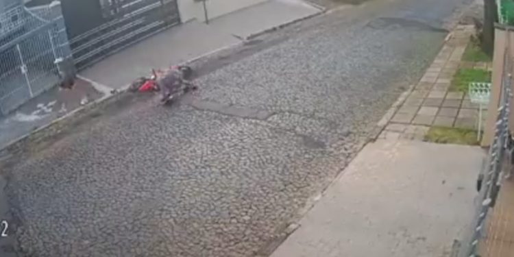 Vídeo: homem passa a mão em parte íntima de mulher e cai de moto