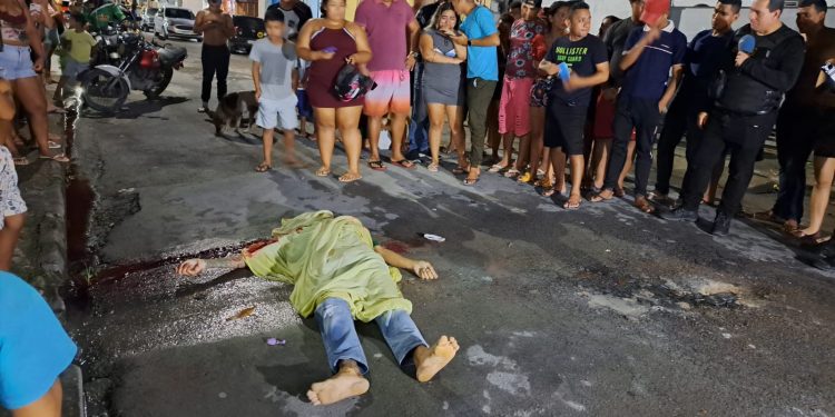 Alexander Max Barroso de 26 anos foi executado a tiros na noite desta quinta-feira (9), na rua Raimundo Saraiva, comunidade Alfredo Nascimento, bairro Cidade de Deus, zona Norte.