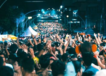 Estacionamento da Nilton Lins recebe três blocos e se transforma na ‘Cidade do Carnaval’