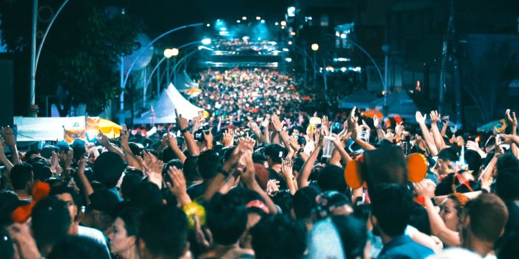 Estacionamento da Nilton Lins recebe três blocos e se transforma na ‘Cidade do Carnaval’