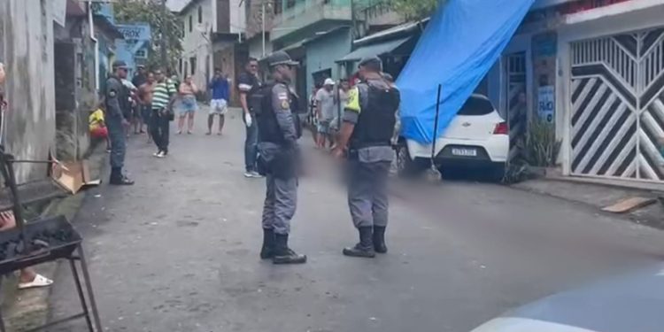 Imagens fortes: jovem é perseguido e executado com tiros na cabeça em Manaus