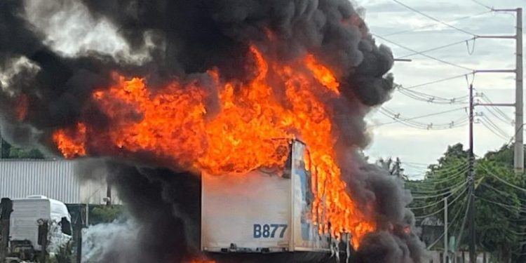 Caminhão pega fogo na Torquato; confira