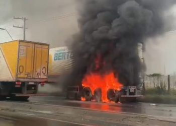 Vídeo: fumaça em pneu faz carreta pegar fogo em Manaus