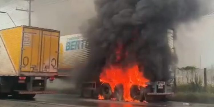 Vídeo: fumaça em pneu faz carreta pegar fogo em Manaus