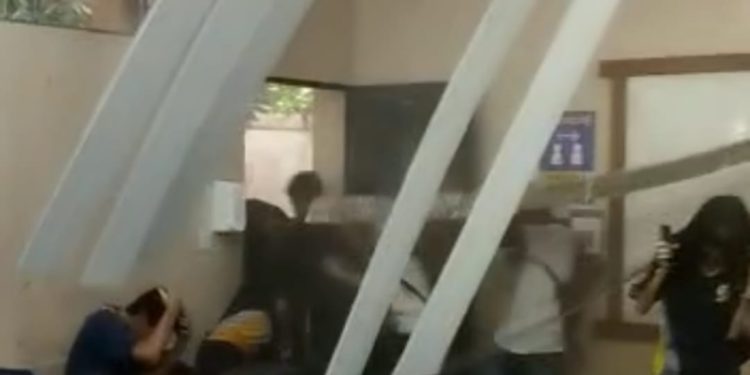 Vídeo: onze alunos ficam feridos após árvore cair em sala de aula em Manaus