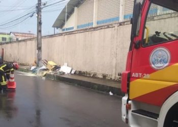 Cabo de alta tensão cai perto de escola em Manaus e pega fogo