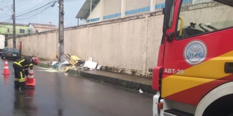 Cabo de alta tensão cai perto de escola em Manaus e pega fogo