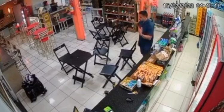 Vídeo: PM ‘surta’, faz reféns e executa atendente de loja a tiros