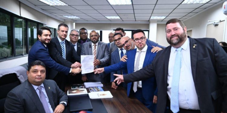 CMM: Caio André recebe pedido de CPI da Águas de Manaus