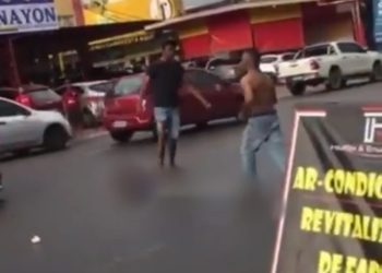 Vídeo mostra flanelinhas brigando por vagas e clientes: ‘tu não dá conta’
