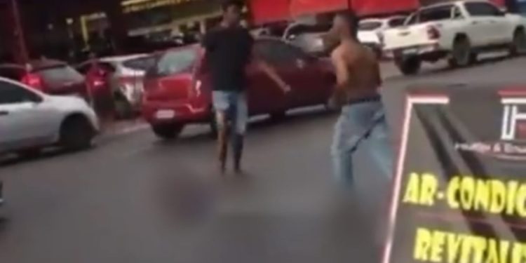 Vídeo mostra flanelinhas brigando por vagas e clientes: ‘tu não dá conta’
