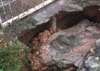 Vídeo: enorme cratera se abre na frente de casa e compromete garagem em Manaus