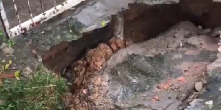 Vídeo: enorme cratera se abre na frente de casa e compromete garagem em Manaus