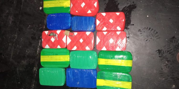 Quinze quilos de pasta base de cocaína são apreendidos em embarcação no AM