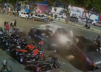 Vídeo: motorista perde o controle de carro e atropela várias pessoas em Manaus