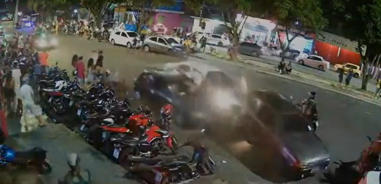 Vídeo: motorista perde o controle de carro e atropela várias pessoas em Manaus