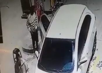 Vídeo: assaltantes rendem frentista e roubam loja de conveniência em Manaus