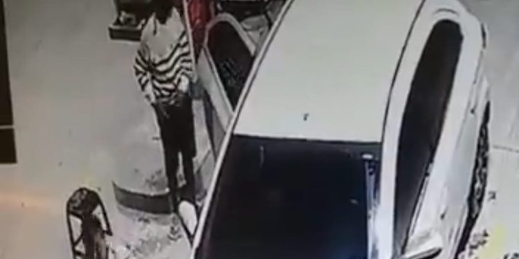 Vídeo: assaltantes rendem frentista e roubam loja de conveniência em Manaus