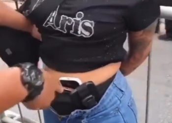 Mulher é presa com 13 celulares e zomba da polícia: ‘oprimindo os outros’, veja vídeo