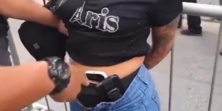 Mulher é presa com 13 celulares e zomba da polícia: ‘oprimindo os outros’, veja vídeo