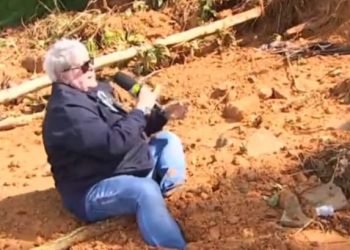 Datena visita litoral paulista após tragédia causada pelas chuvas e cai ao vivo; veja vídeo