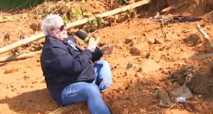 Datena visita litoral paulista após tragédia causada pelas chuvas e cai ao vivo; veja vídeo