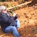 Datena visita litoral paulista após tragédia causada pelas chuvas e cai ao vivo; veja vídeo