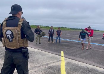VÍDEO: Presos se rebelam, fazem outros detentos reféns e levam balas de borracha da PM do Amazonas