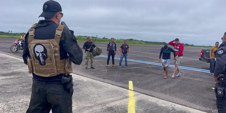 VÍDEO: Presos se rebelam, fazem outros detentos reféns e levam balas de borracha da PM do Amazonas