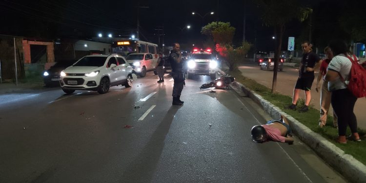 Motoqueiro morre ao colidir na traseira de carro na Coronel Teixeira